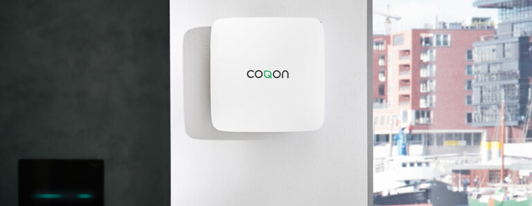 Blick auf eine im Gebäude installierte coqon Box für smart home Technik.